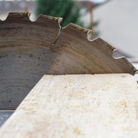 Lame en bois contre plaque de contreplaqué : quelle option choisir pour vos projets ?