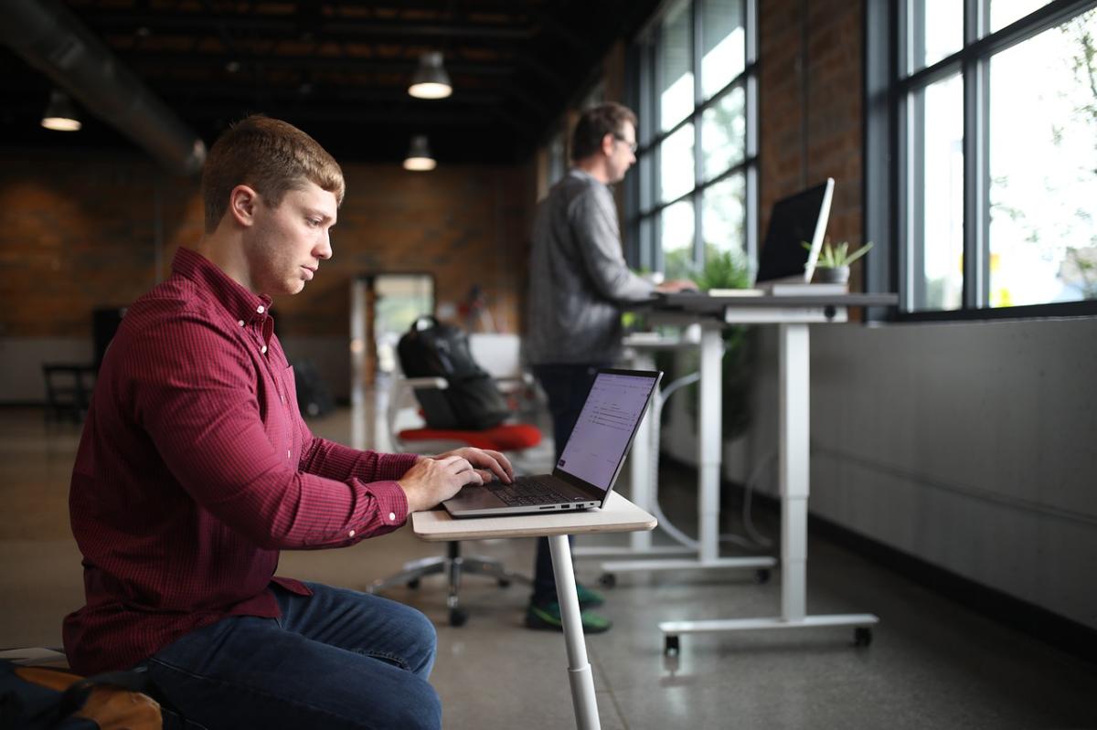 Bureau debout ou traditionnel : comment faire le bon choix ?