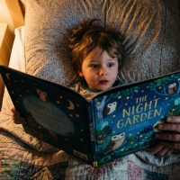 Pourquoi les enfants aiment-ils qu’on leur lise une histoire avant de dormir ?